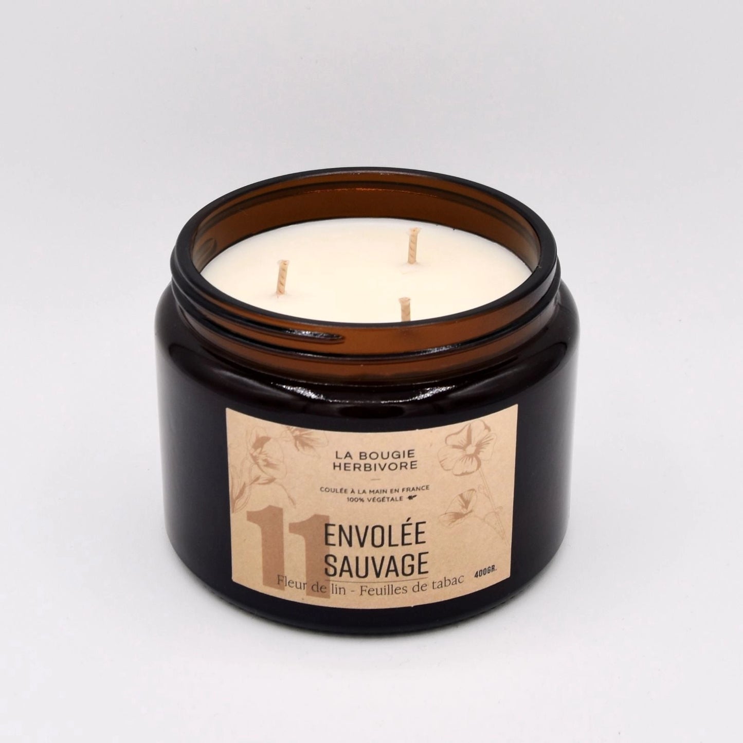 Bougie parfumée artisanale La Bougie Herbivore avec trois mèches, parfum Envolée Sauvage, feuilles de tabac