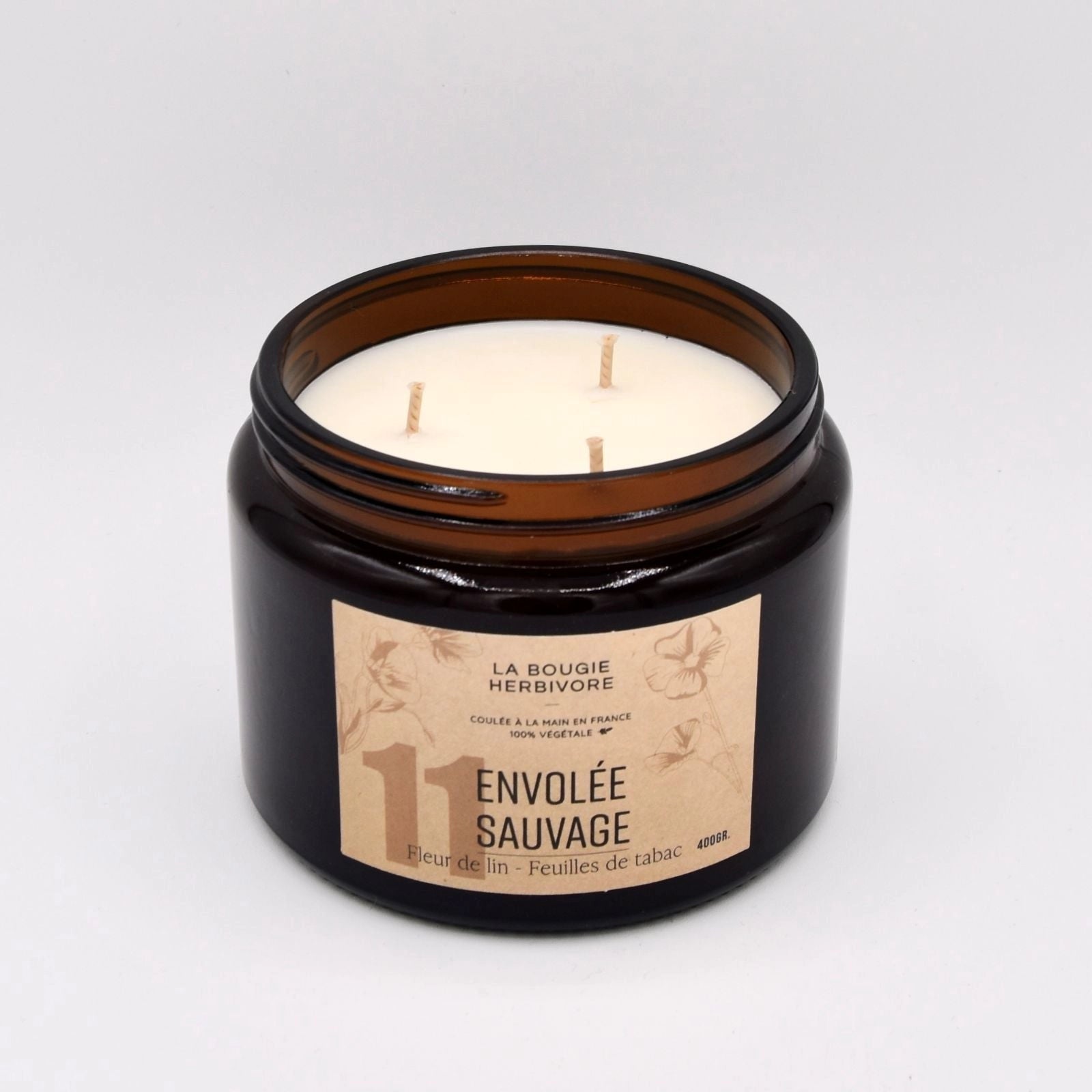 Bougie parfumée artisanale La Bougie Herbivore avec trois mèches, parfum Envolée Sauvage, feuilles de tabac