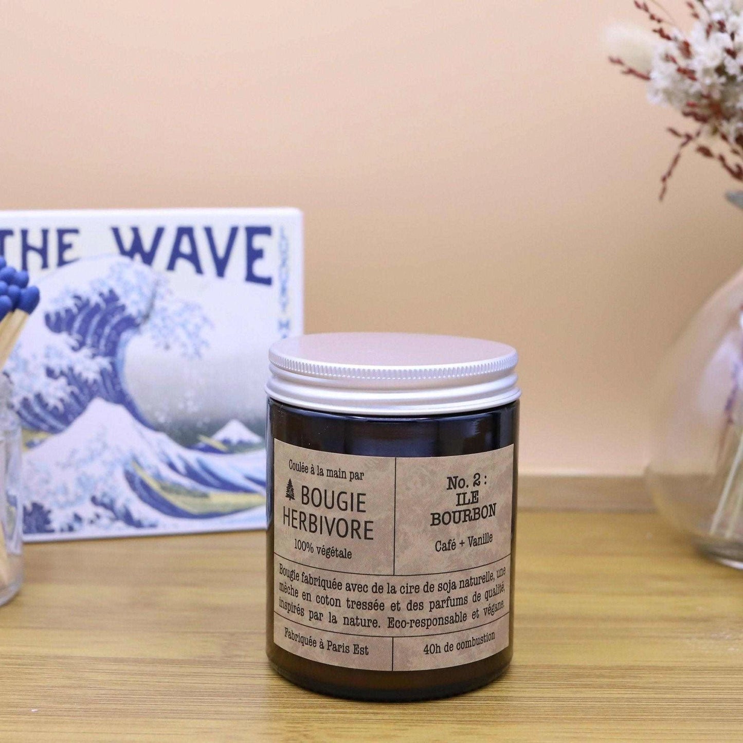 Bougie parfumée café vanille dans un pot en verre noir avec étiquette artisanale La Bougie Herbivore
