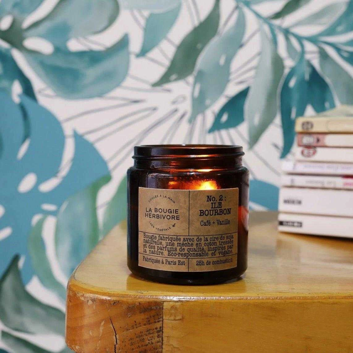 Bougie parfumée café vanille de La Bougie Herbivore dans un pot en verre sur une table en bois