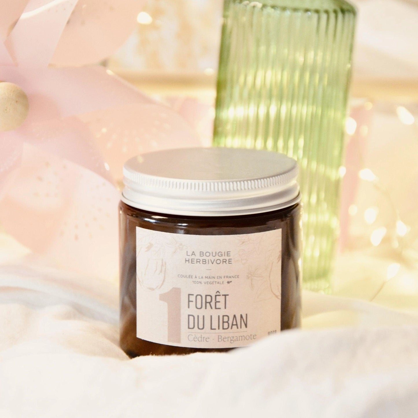 Bougie parfumée cèdre bergamote de La Bougie Herbivore avec un couvercle en métal élégant