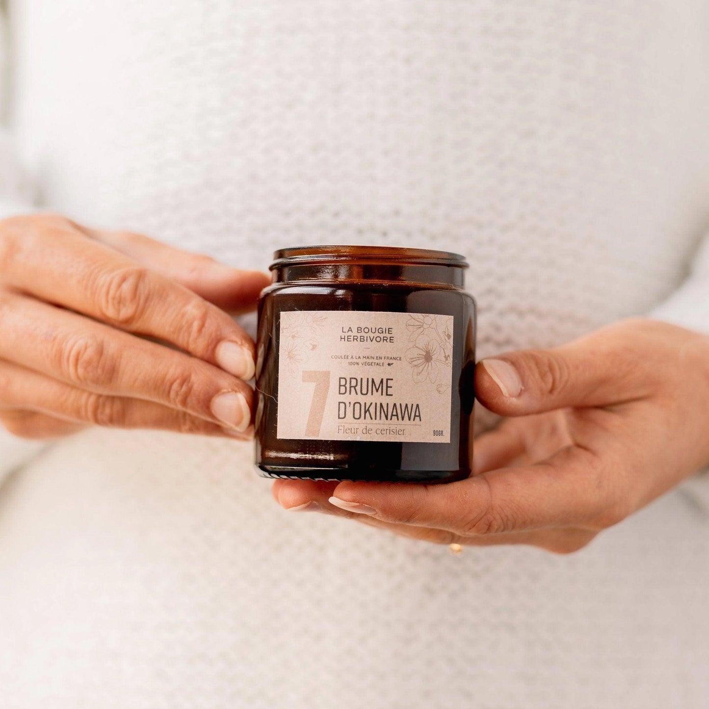 Bougie parfumée fleur de cerisier de La Bougie Herbivore dans un pot en verre avec étiquette élégante