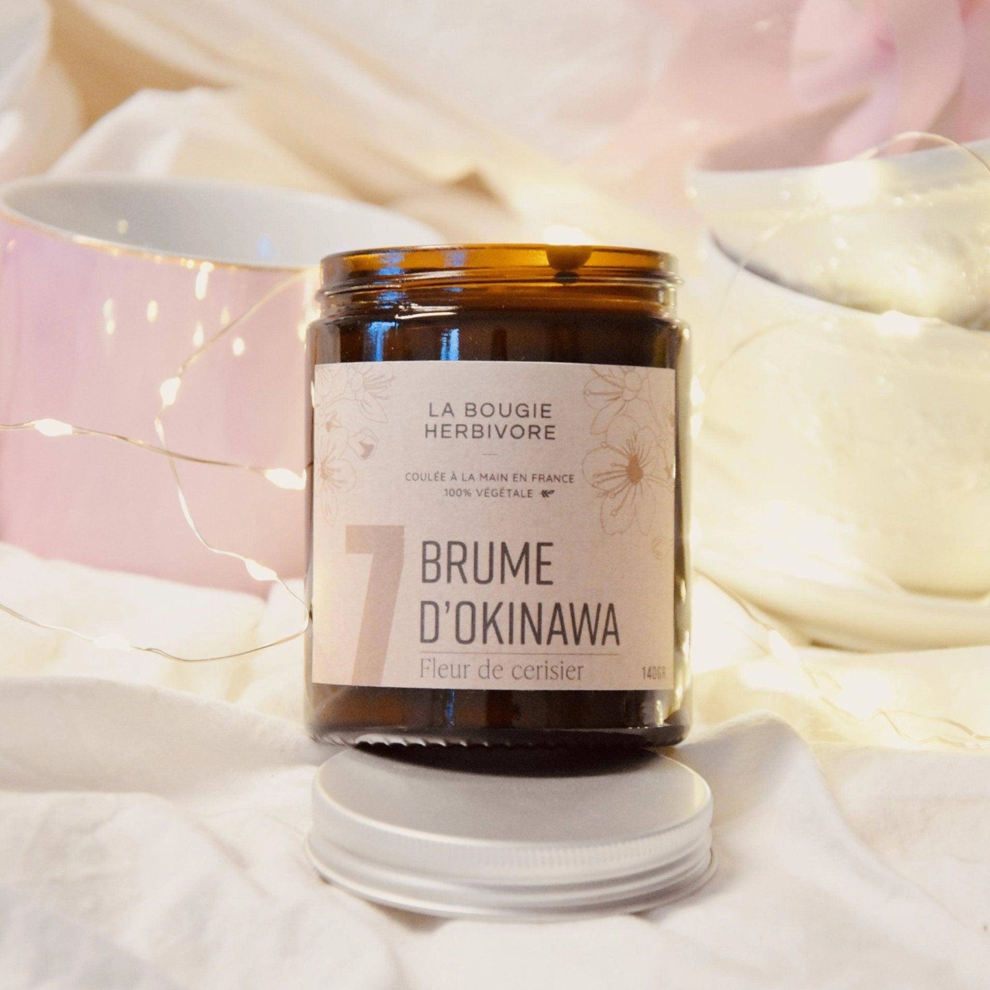 Bougie parfumée fleur de cerisier La Bougie Herbivore en pot en verre marron avec étiquette élégante, 140g