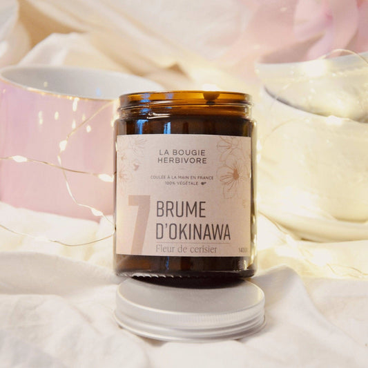 Bougie parfumée fleur de cerisier La Bougie Herbivore en pot en verre marron avec étiquette élégante, 140g