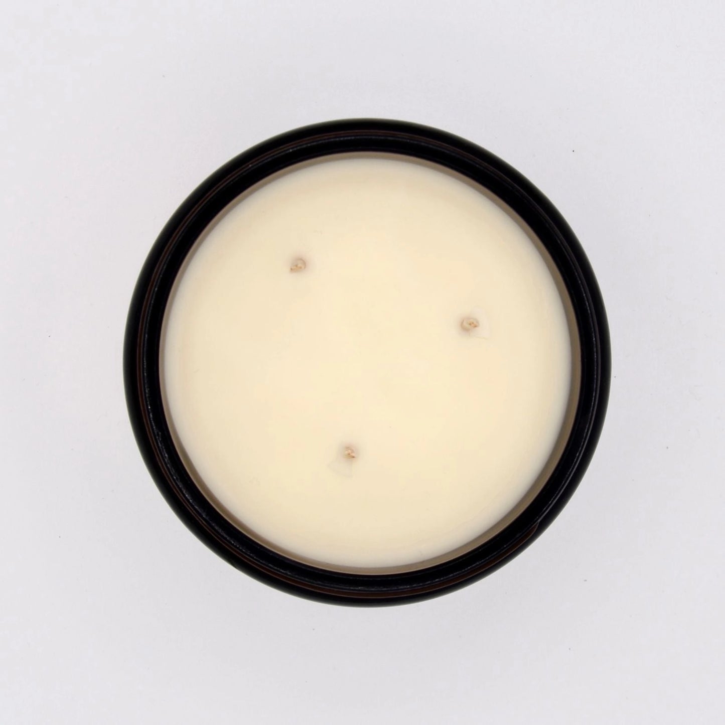 Bougie parfumée fleur de cerisier dans un récipient noir pour une ambiance douce et relaxante