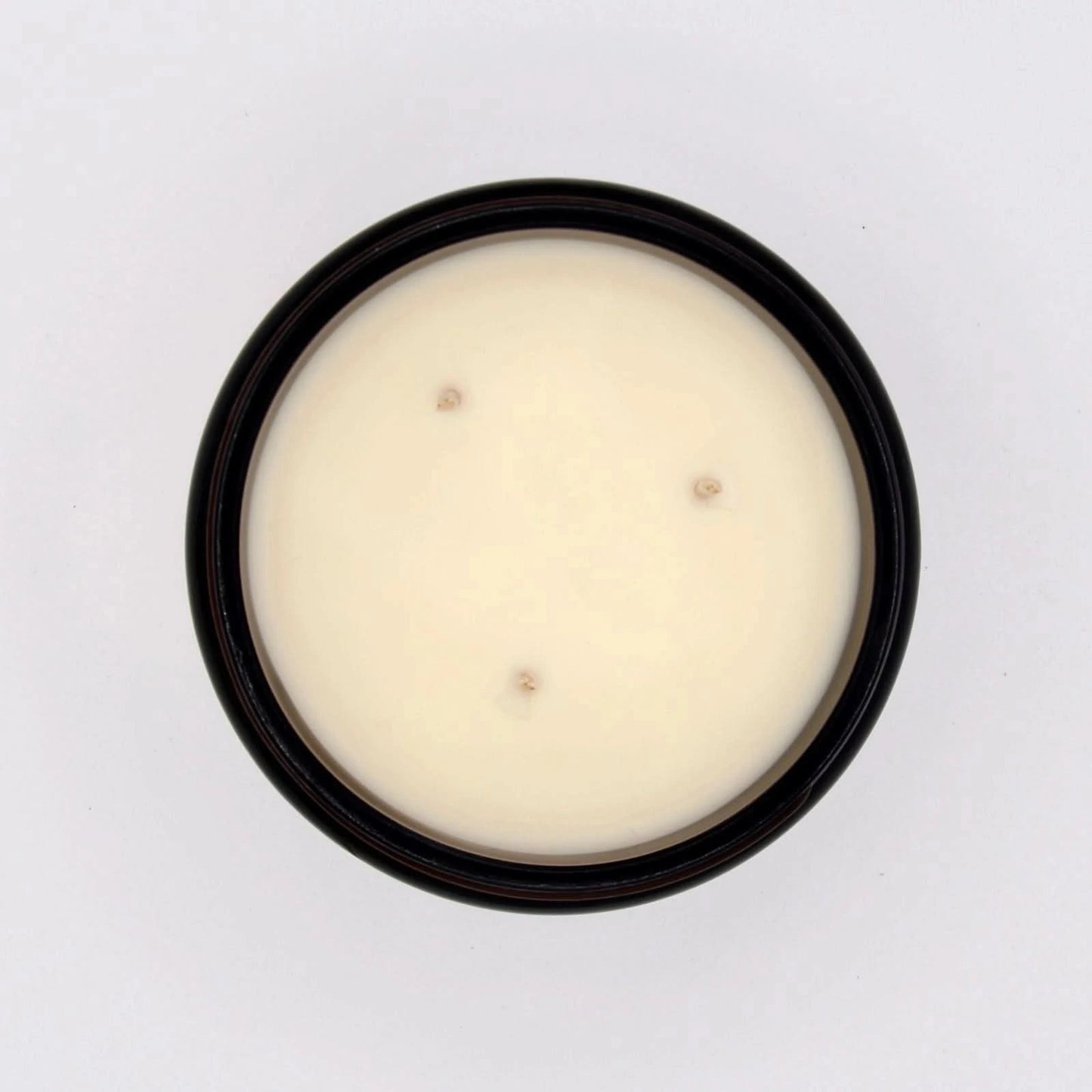 Bougie parfumée fleur de cerisier dans un récipient noir pour une ambiance douce et relaxante