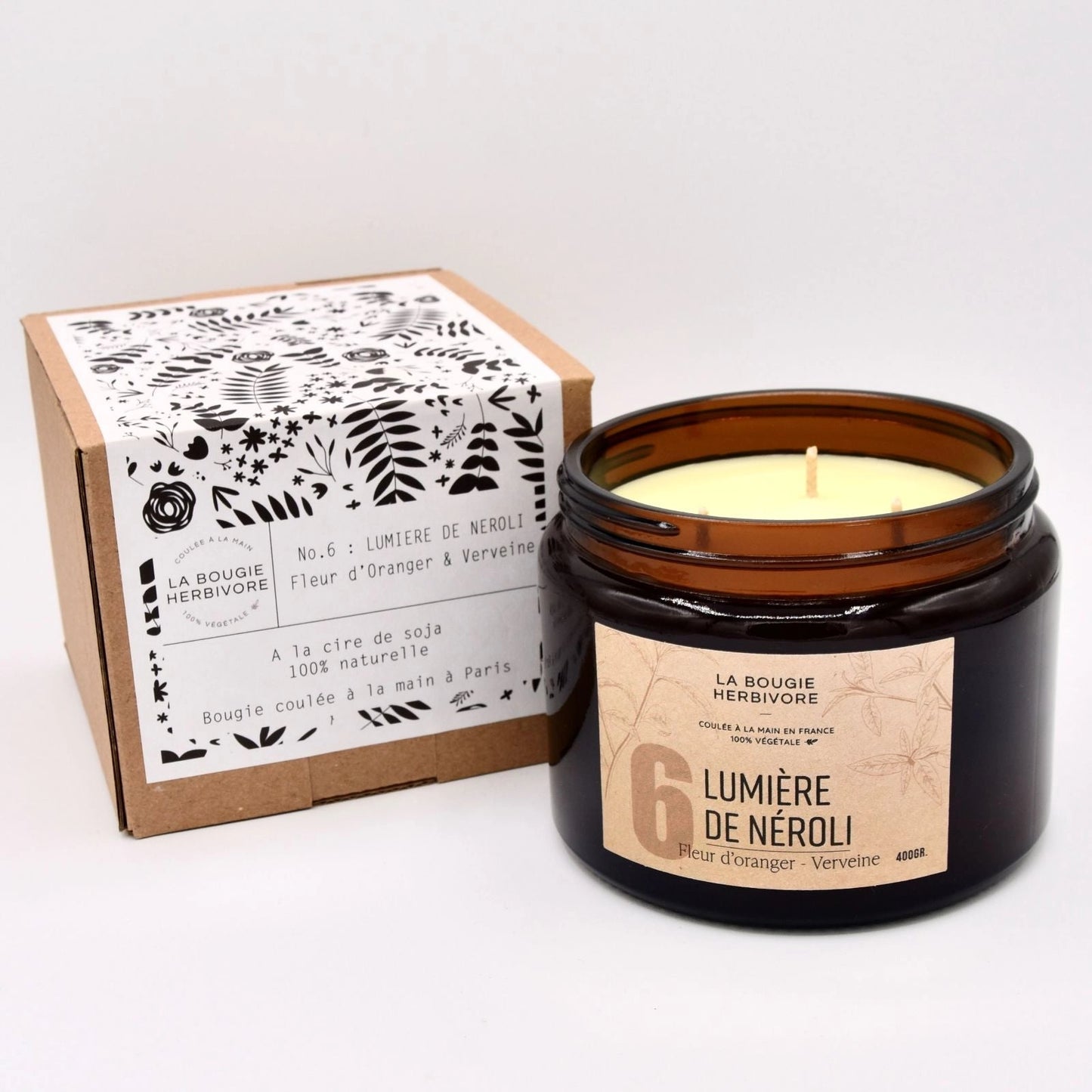 Bougie verveine fleur d'oranger de La Bougie Herbivore dans un pot en verre avec son emballage élégant