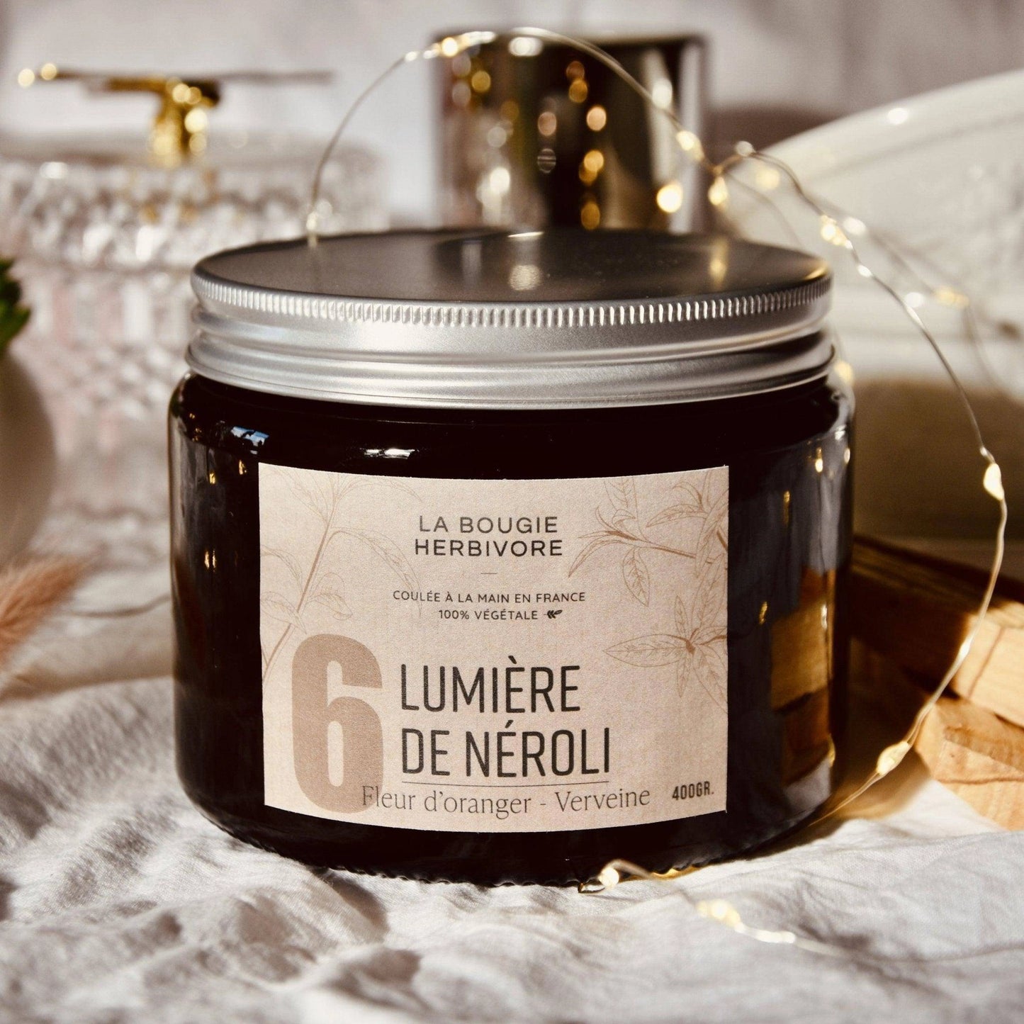 Bougie verveine fleur d'oranger de La Bougie Herbivore en pot noir avec couvercle en métal