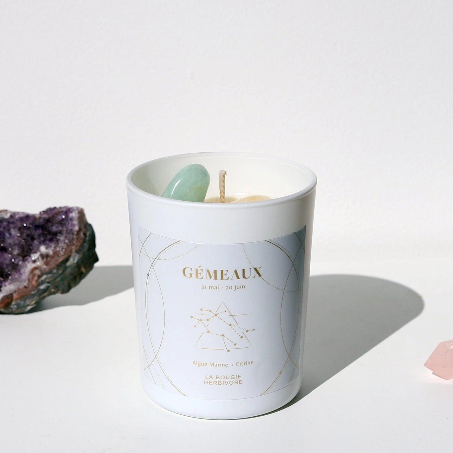 Bougie astrologique Gémeaux en pot blanc avec cristaux, parfum Aqua Marine, par La Bougie Herbivore