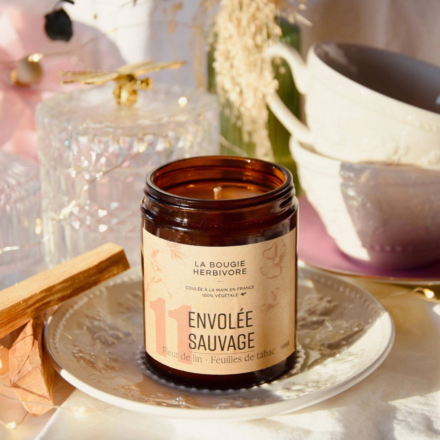 Bougie Envolée Sauvage de La Bougie Herbivore avec parfum de gin et feuilles de tabac dans un pot en verre
