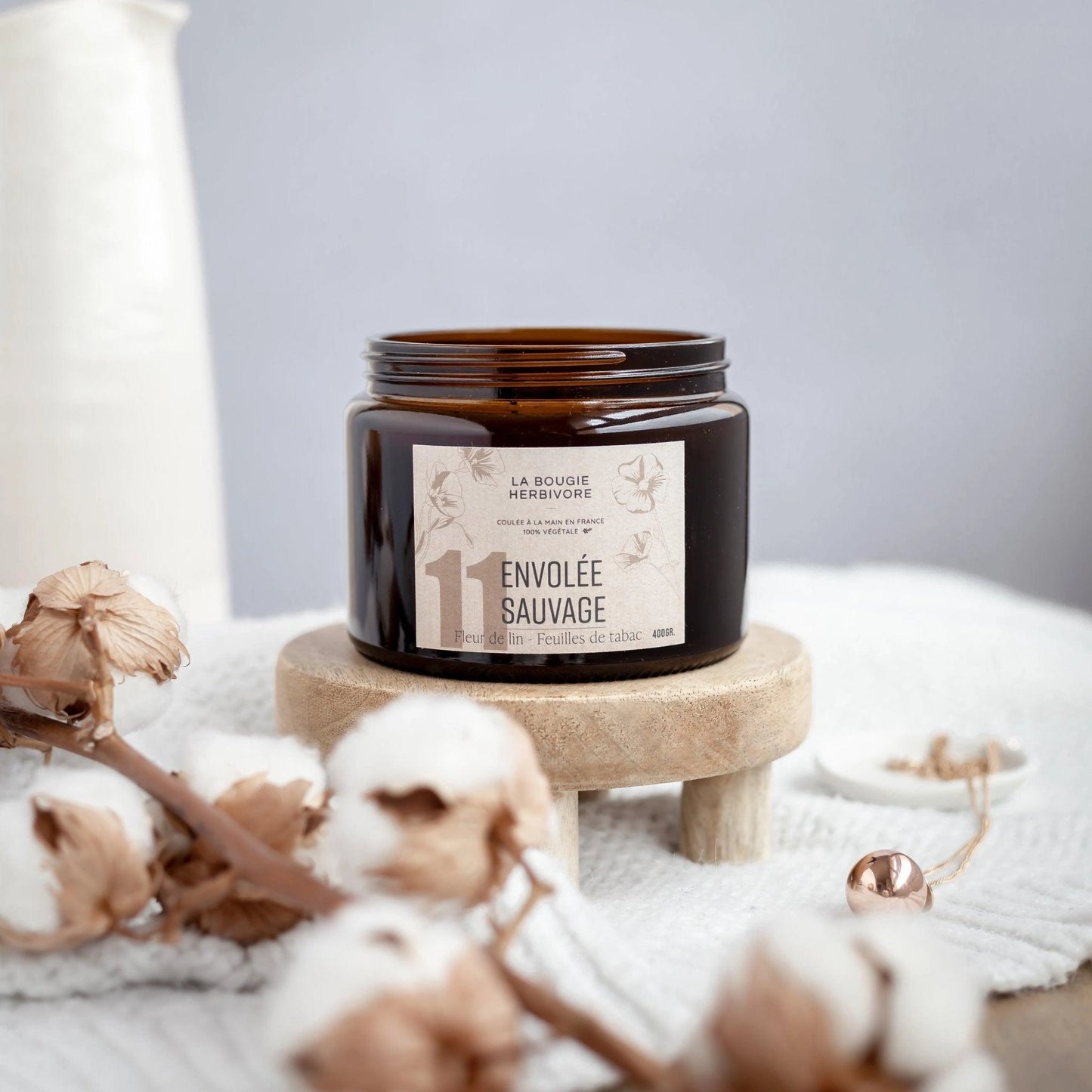 Bougie parfumée Envolée Sauvage de La Bougie Herbivore, avec notes de feuilles de tabac, dans un pot en verre
