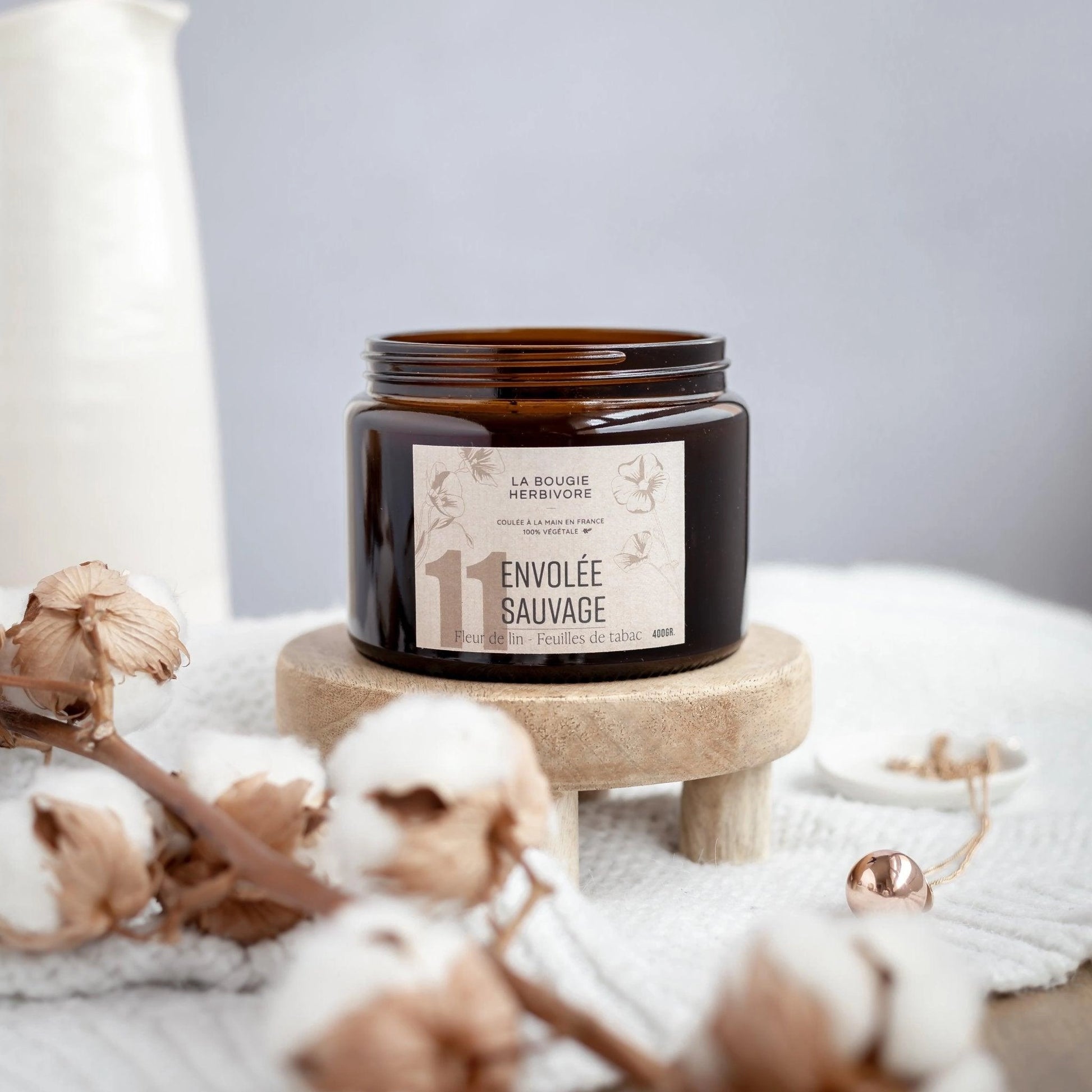 Bougie parfumée Envolée Sauvage de La Bougie Herbivore, avec notes de feuilles de tabac, dans un pot en verre