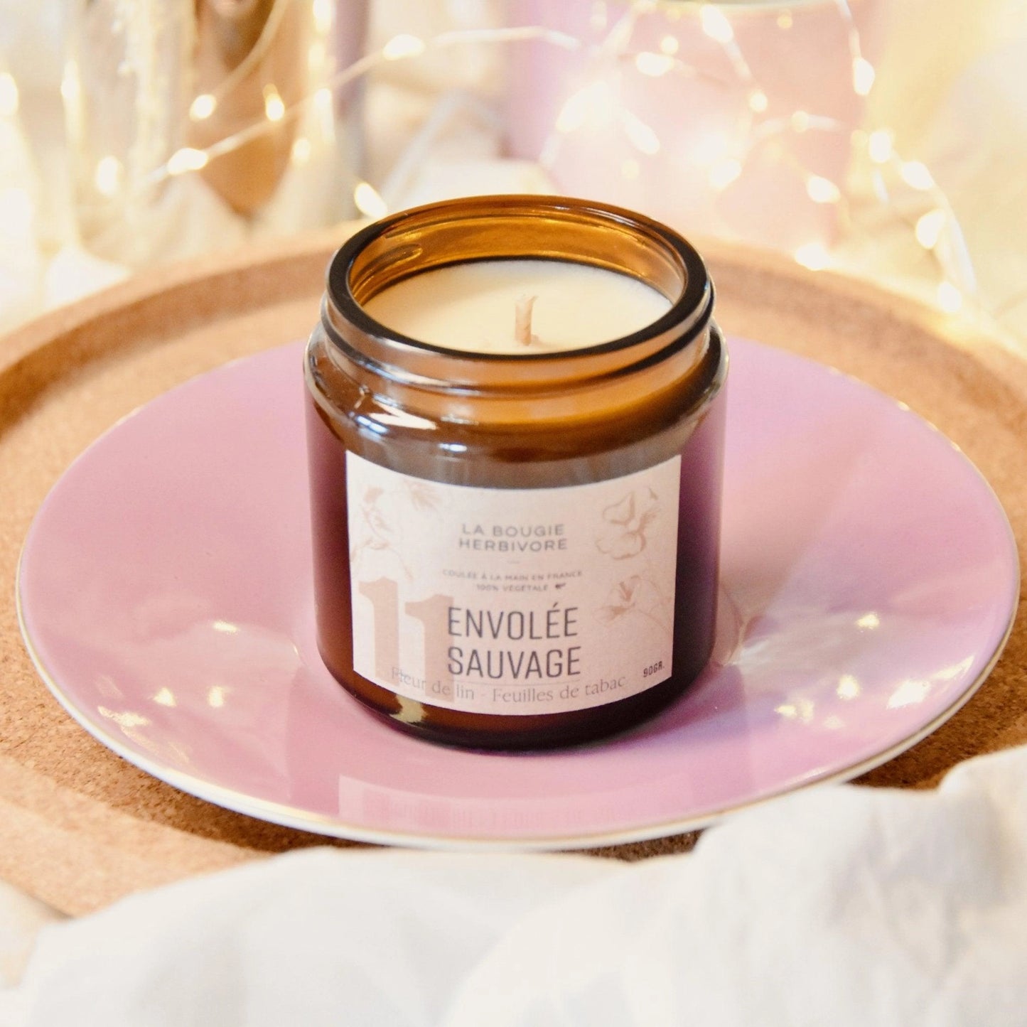 Bougie Envolée Sauvage de La Bougie Herbivore dans un pot en verre avec un couvercle, parfum naturel de feuilles de tabac