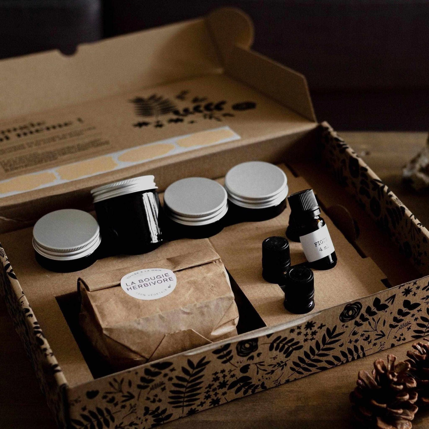 Kit fabrication bougie DIY de La Bougie Herbivore avec contenants et huiles essentielles pour créer vos propres bougies