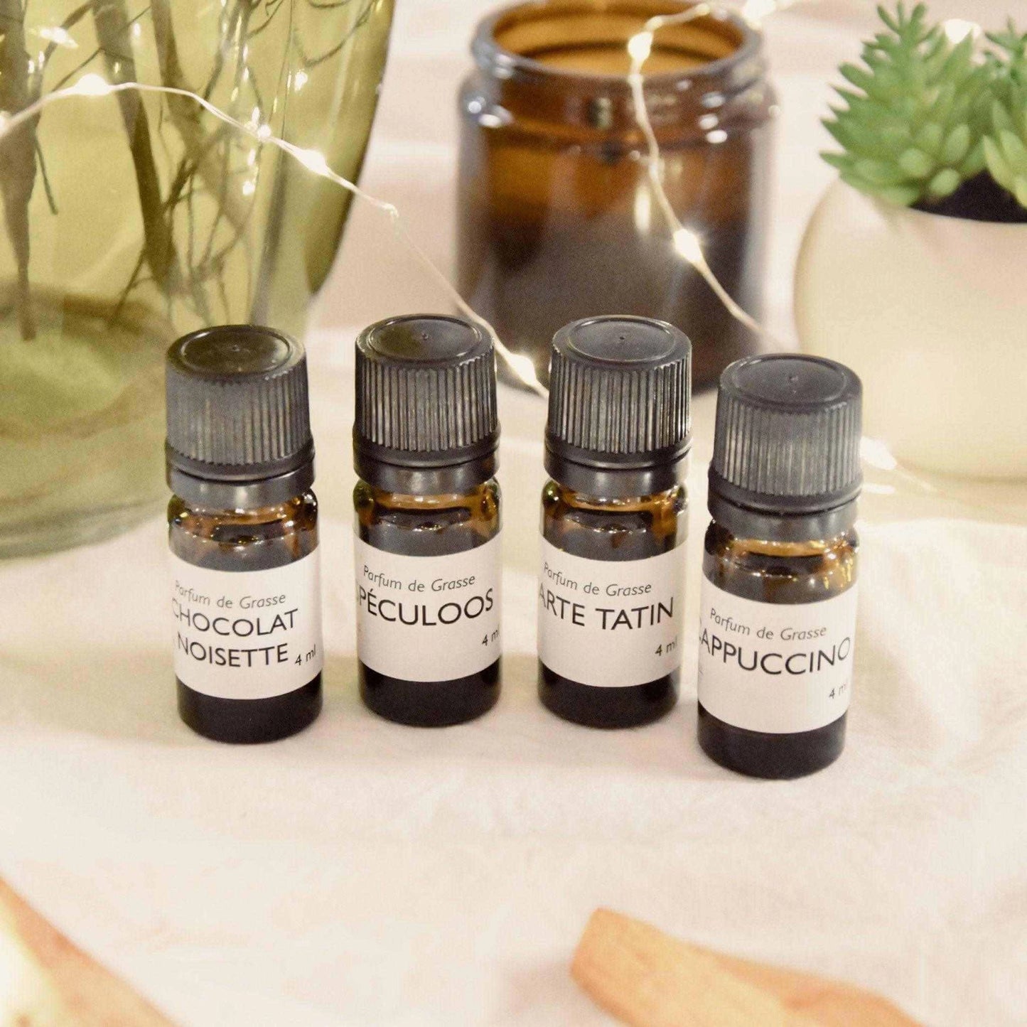 Huile parfumée pour kit fabrication bougie DIY avec quatre senteurs gourmandes dont chocolat et cappuccino