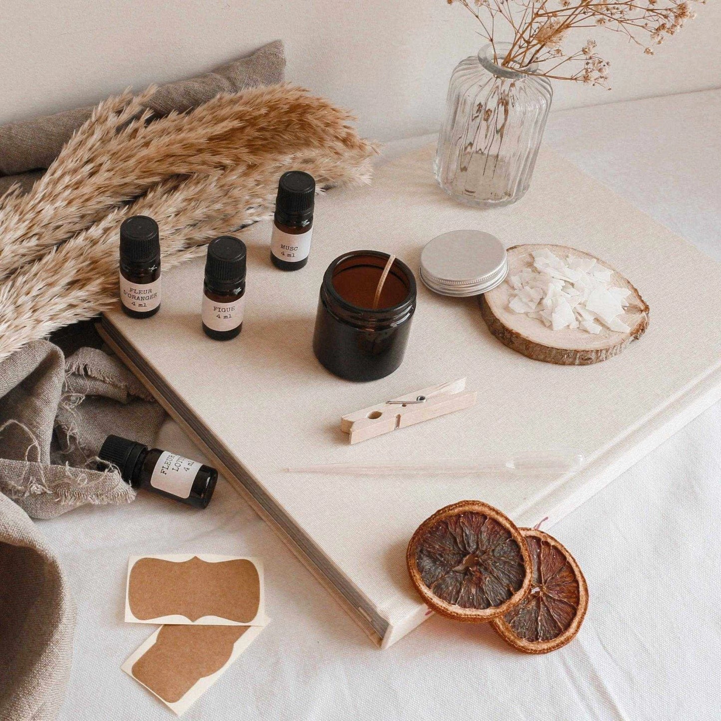 Kit fabrication bougie DIY avec huiles essentielles et accessoires pour créer des bougies maison