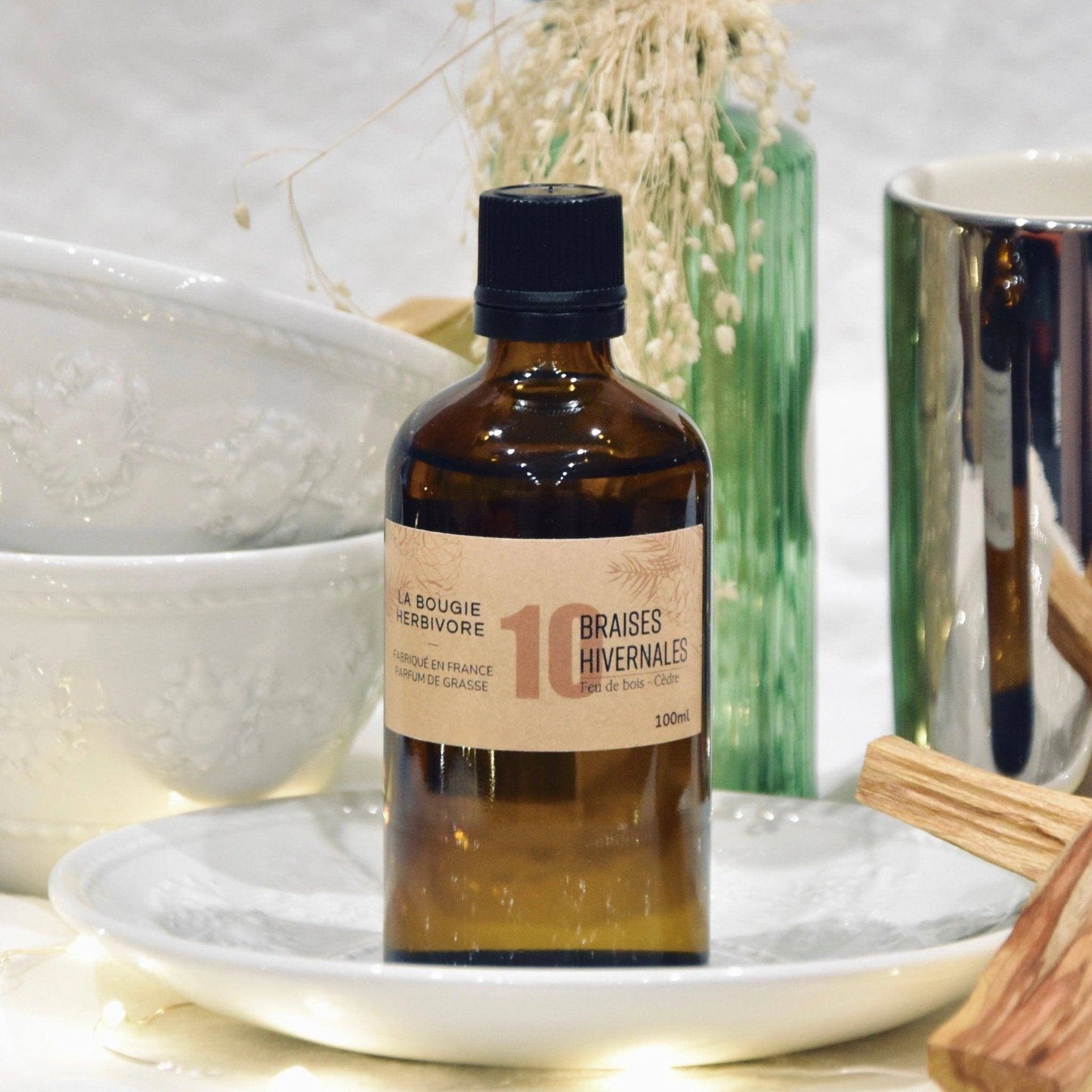 Diffuseur La Bougie Herbivore parfum feu de bois cèdre en bouteille de 100ml sur une table décorée