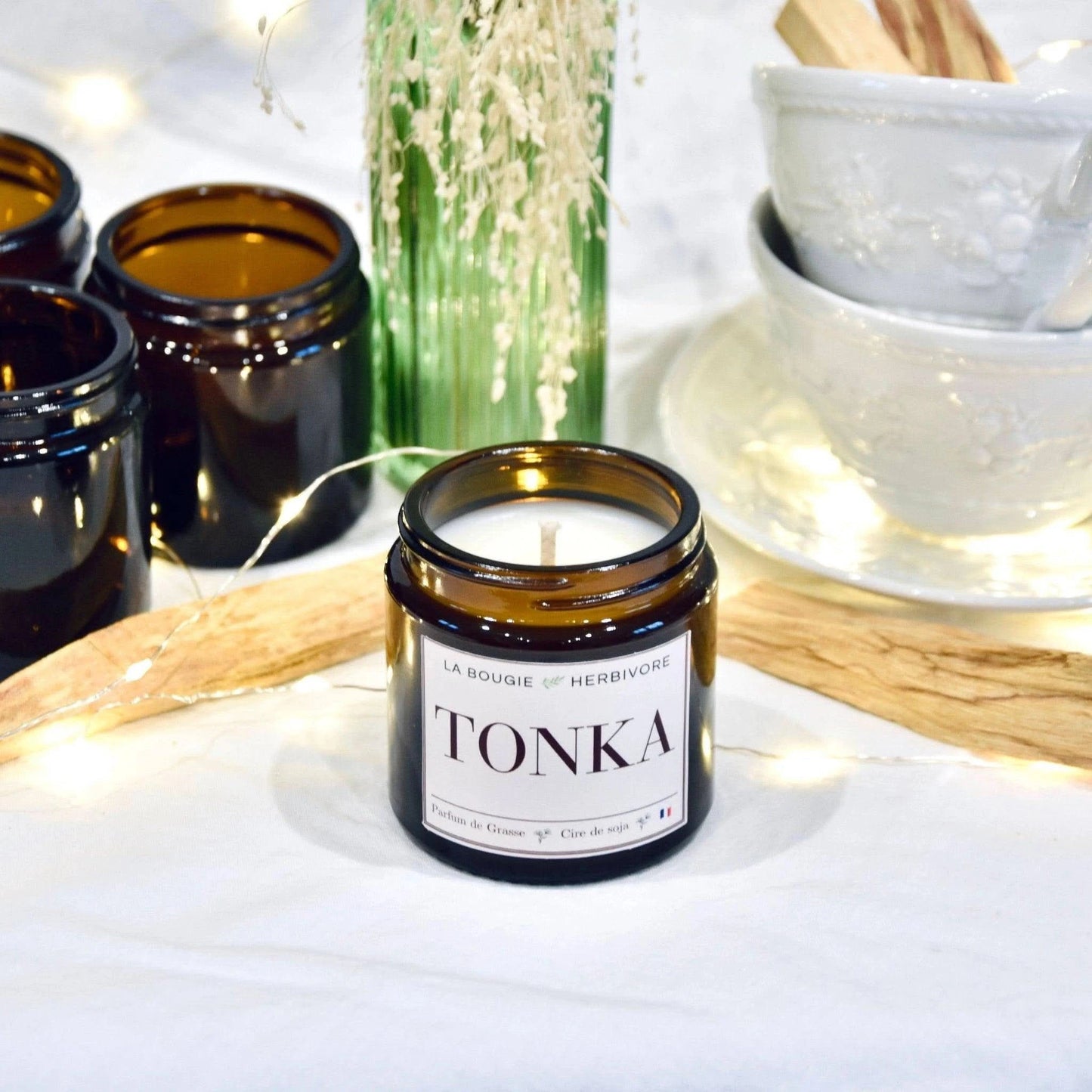 Bougie parfumée Tonka de La Bougie Herbivore dans un pot en verre avec une ambiance chaleureuse