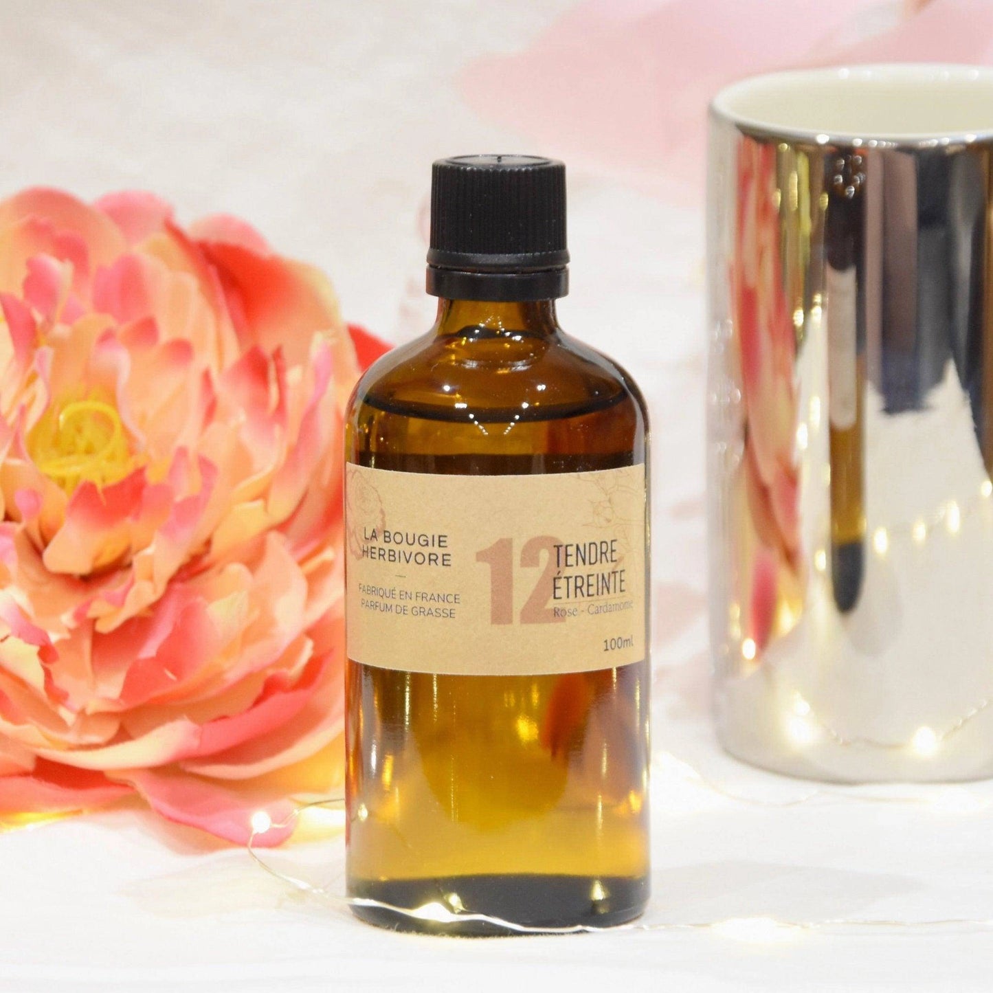 Diffuseur de parfum rose cardamome de La Bougie Herbivore en flacon de 100 ml avec un design élégant