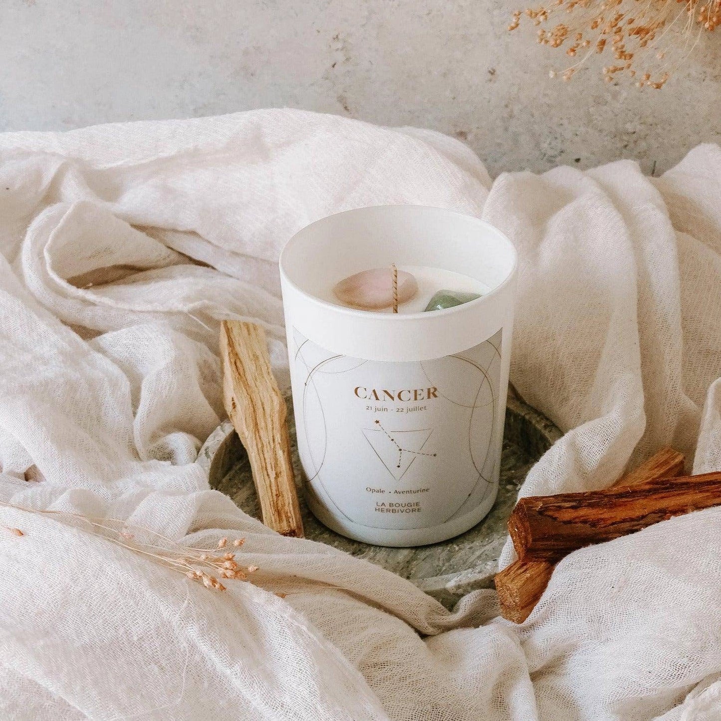 Bougie signe astrologique Cancer de La Bougie Herbivore, avec des éléments naturels et un design apaisant