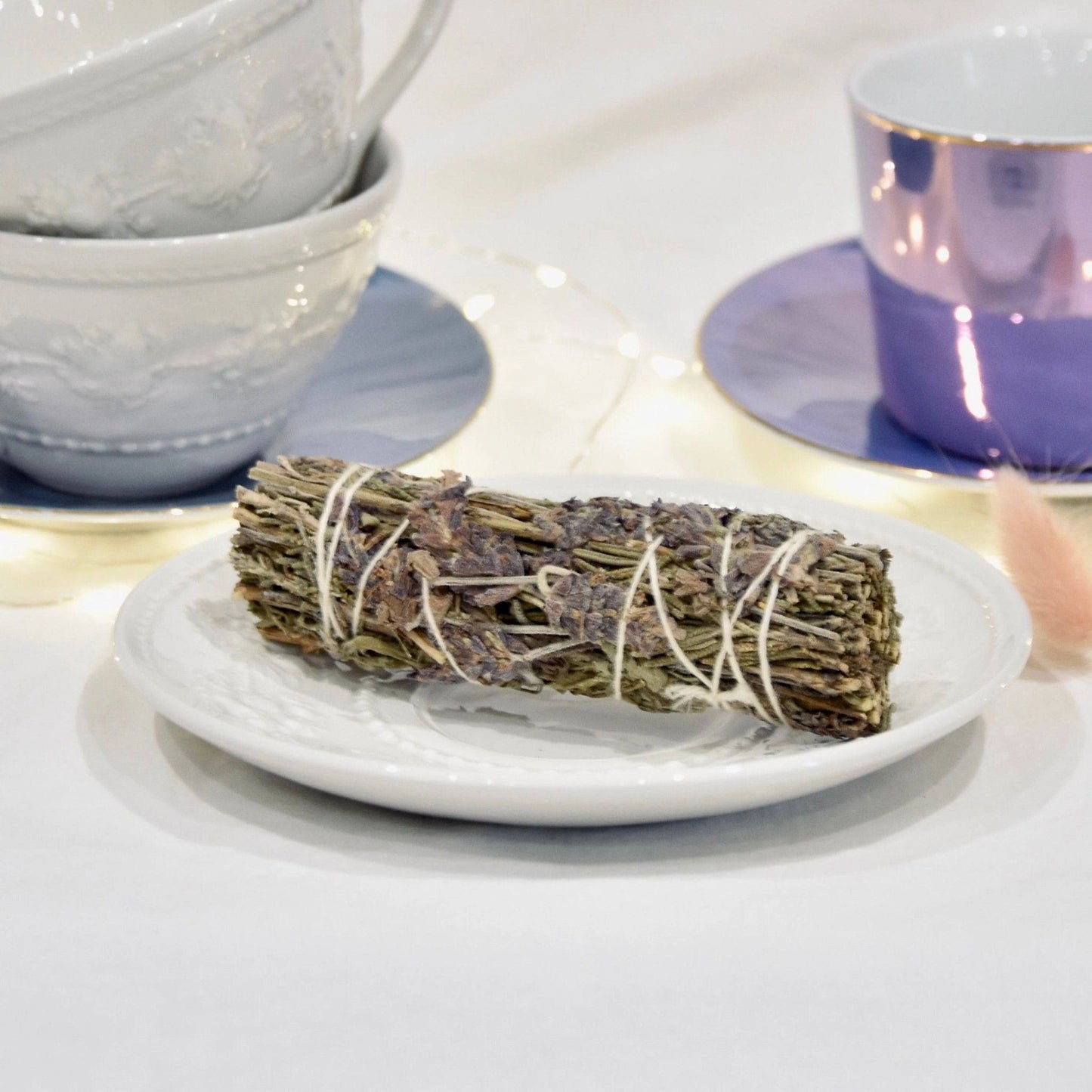 Encens de La Bougie Herbivore en bâtonnet pour purification lavande maison avec des éléments naturels.