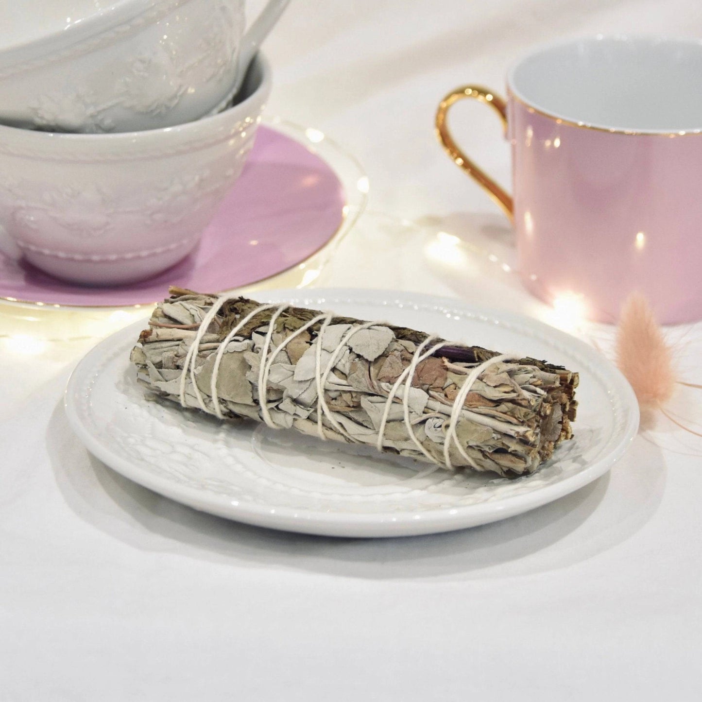Bâton de sauge blanche et menthe purification sur une assiette blanche, idéal pour la purification d'espaces