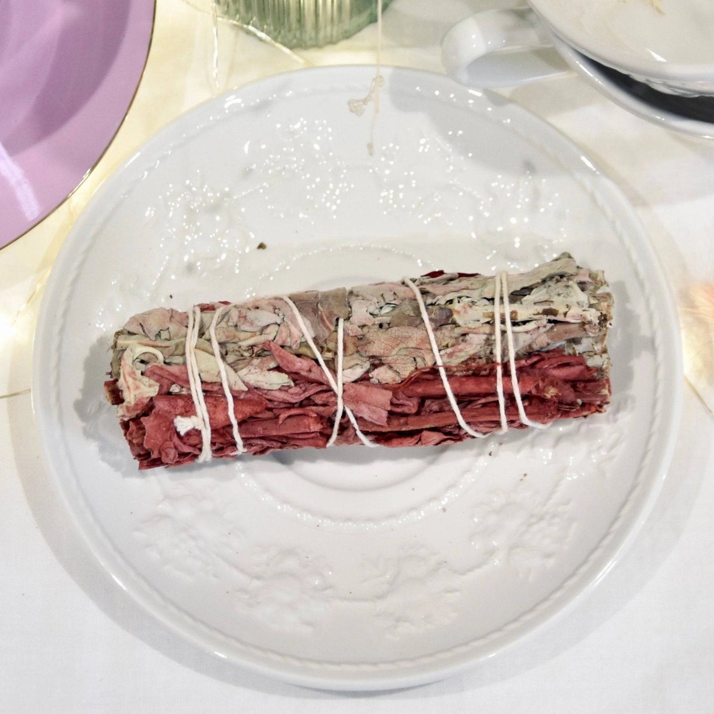 Encens sauge et sang de dragon 25g sur un plat blanc, idéal pour la purification et la méditation
