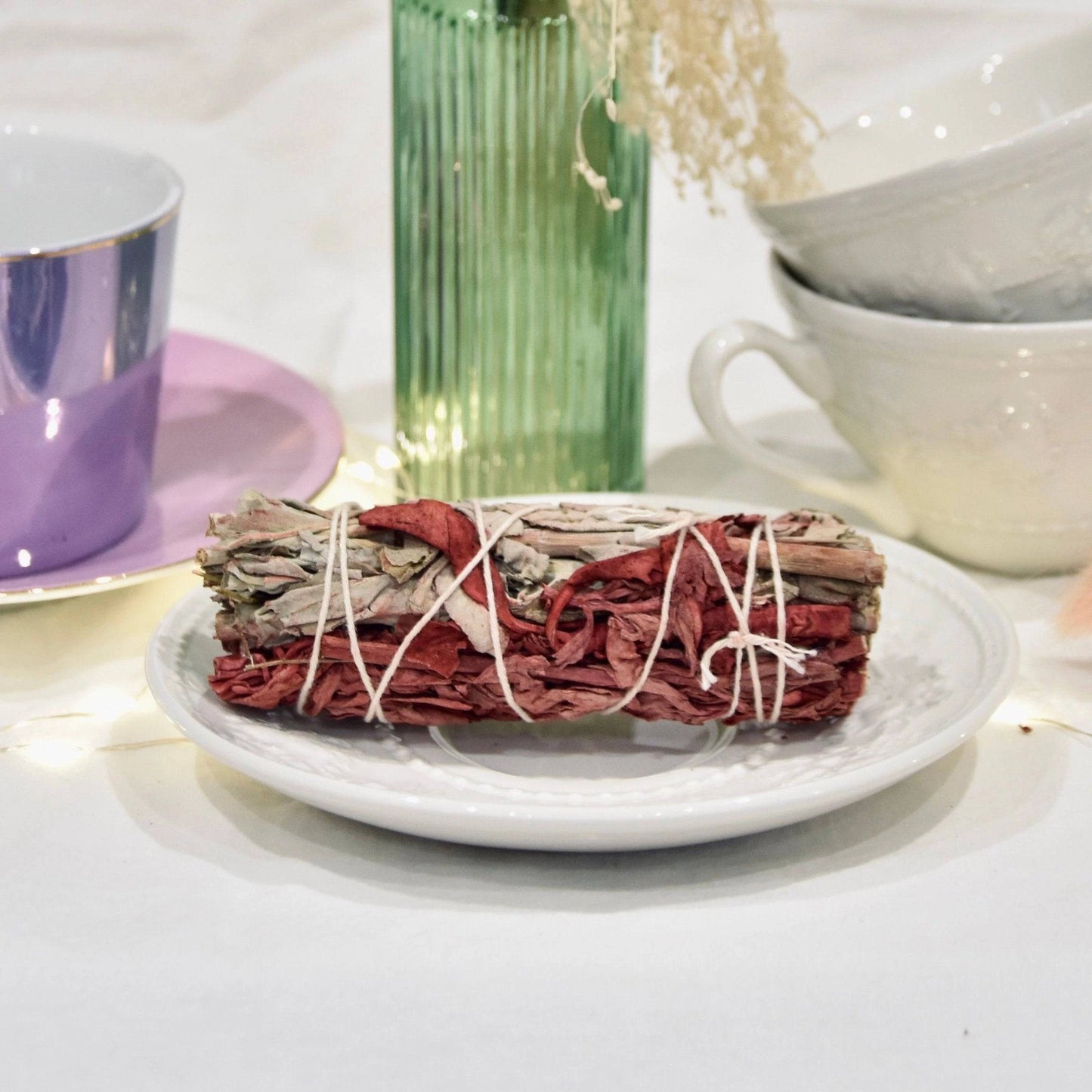 Sauge et sang de dragon 25g sur une assiette avec des tasses colorées en arrière-plan