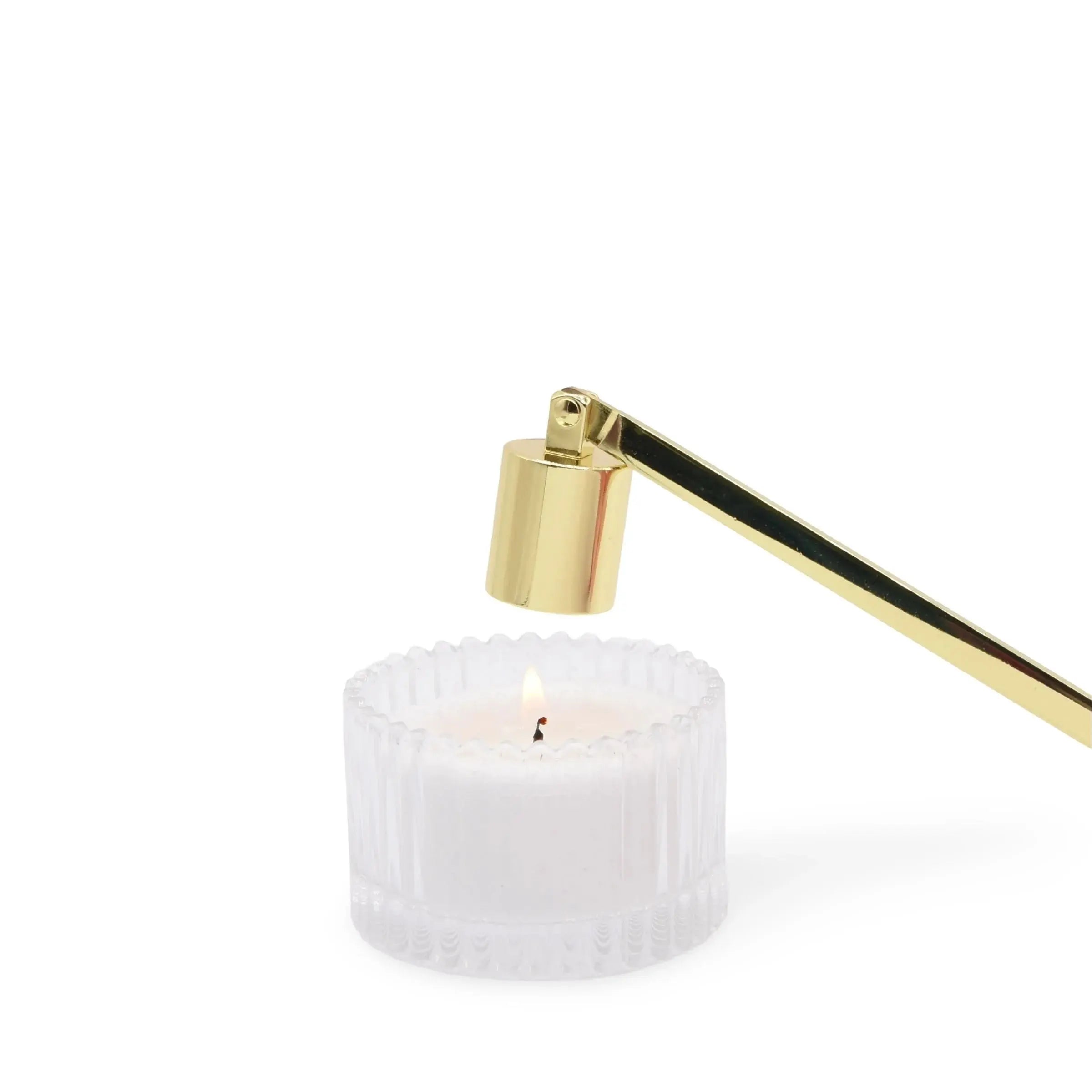 Accessoires pour bougies incluant un coupe-mèche doré et une bougie blanche, parfaits pour acheter accessoires bougies.