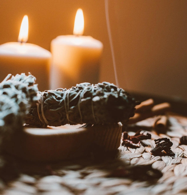 Présentation de bougies écologiques sans parfum créant une ambiance apaisante pour la méditation