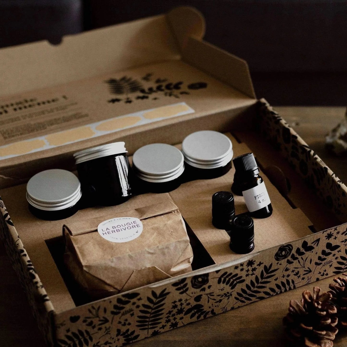 Kit bougies parfumées artisanales de La Bougie Herbivore avec ingrédients et contenants à personnaliser