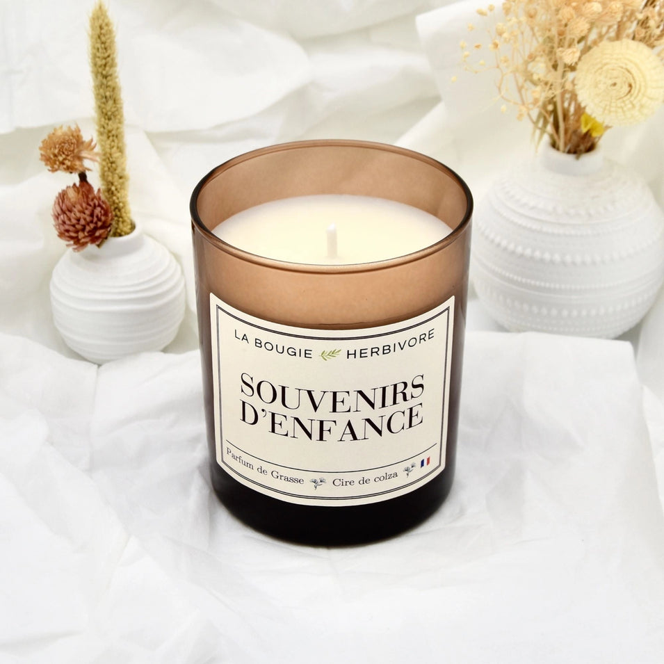 Bougie Parfumée "Souvenirs d'Enfance" Verre Ambré | Cire de Colza | Parfum de Grasse - 180g La Bougie Herbivore Bougies