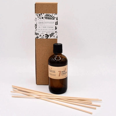 Diffuseur Signature à bâtonnets en Verre Ambré de 100 ml NO. 7 BRUME D'OKINAWA - Fleur de Cerisier + Air Marin La Bougie Herbivore diffuseur