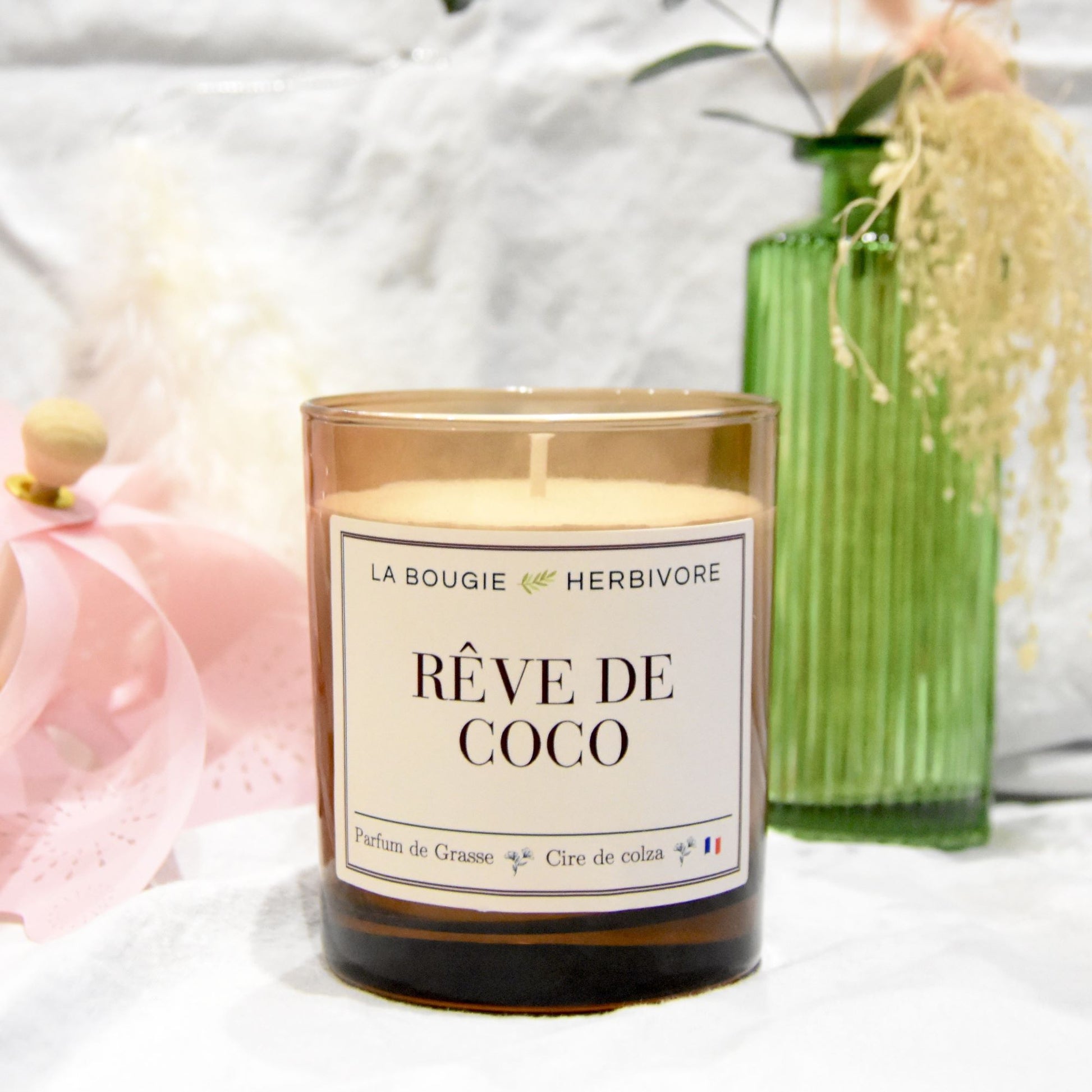 Bougie Parfumée "Rêve de Coco" - 180g
Verre Ambré | Cire de Colza | Parfum de Grasse