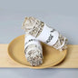 Paquet d'encens sauge blanche écologique sur une assiette en bois pour la purification de l'air