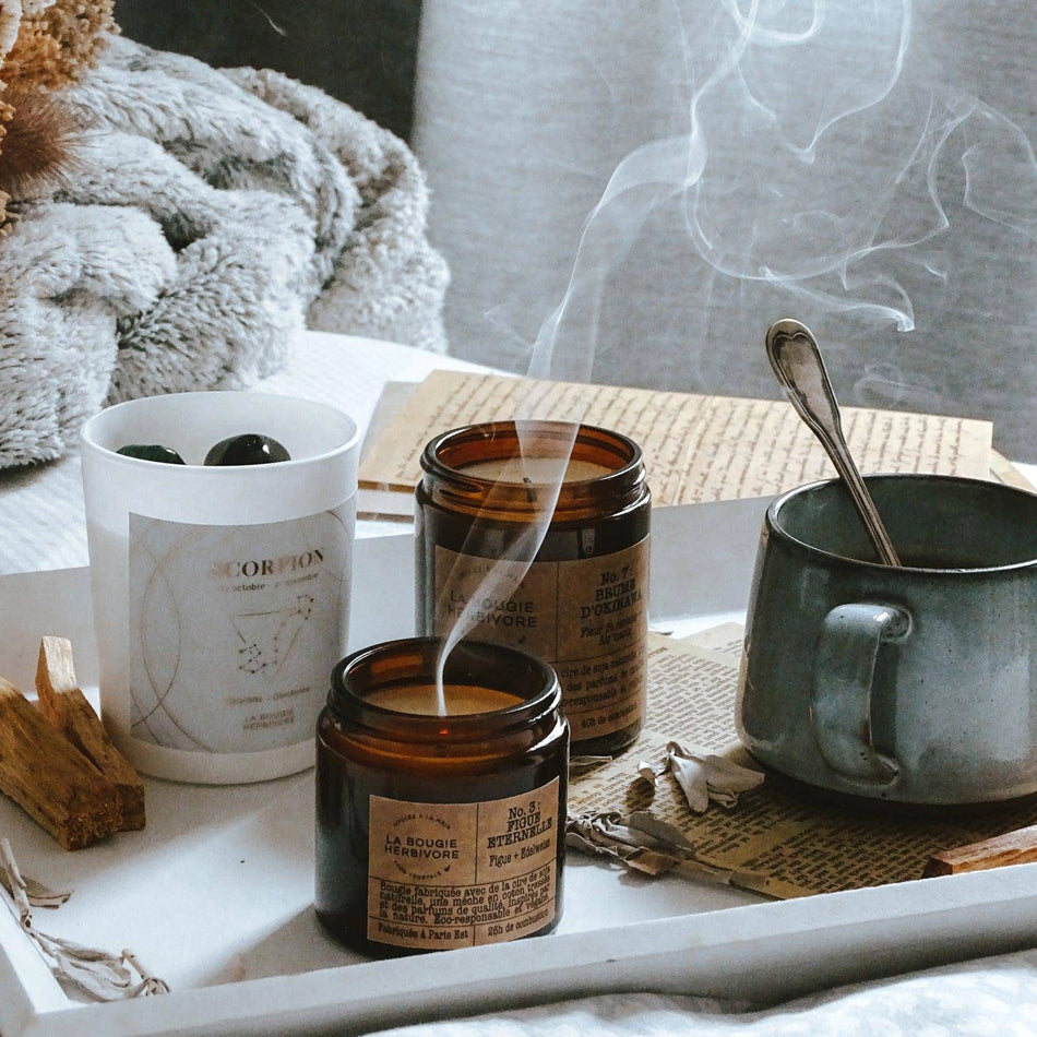 Bougies astrologiques Capricorne sur un plateau en bois avec des accessoires de décoration