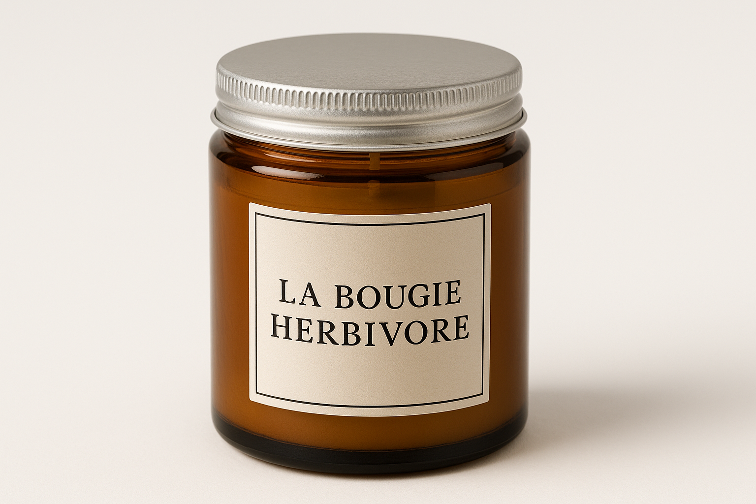 BOUGIE avec étiquette votre magasin ici Pot en verre ambré 140g avec couvercle aluminium à visser, 6.4 cm (D) x 8.2 cm (H). 