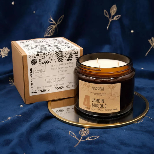 Bougie fleur de lotus et musc de La Bougie Herbivore dans un pot en verre avec couvercle en carton de 400g