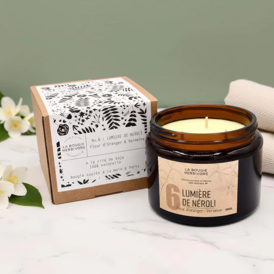 Bougie verveine fleur d'oranger de La Bougie Herbivore dans un pot en verre avec son emballage élégant de 400g