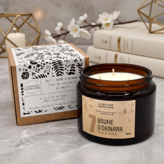 Bougie parfumée fleur de cerisier de La Bougie Herbivore dans un pot en verre élégant de 400g