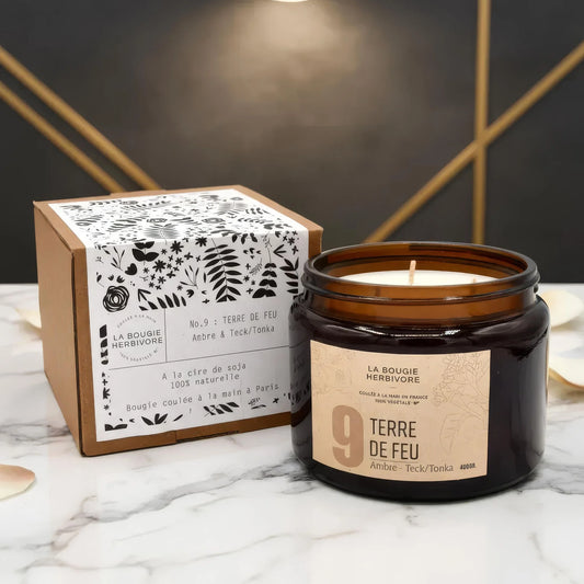 Bougie parfumée ambre teck de La Bougie Herbivore, artisanale en cire de soja, présentée dans un pot élégant, 400g