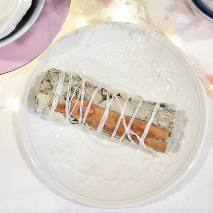 Fagot sauge blanche cannelle de La Bougie Herbivore sur une assiette blanche décorative