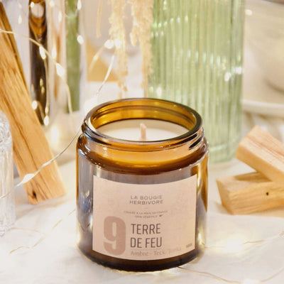 Bougie parfumée ambre teck de La Bougie Herbivore dans un élégant pot en verre, 90g