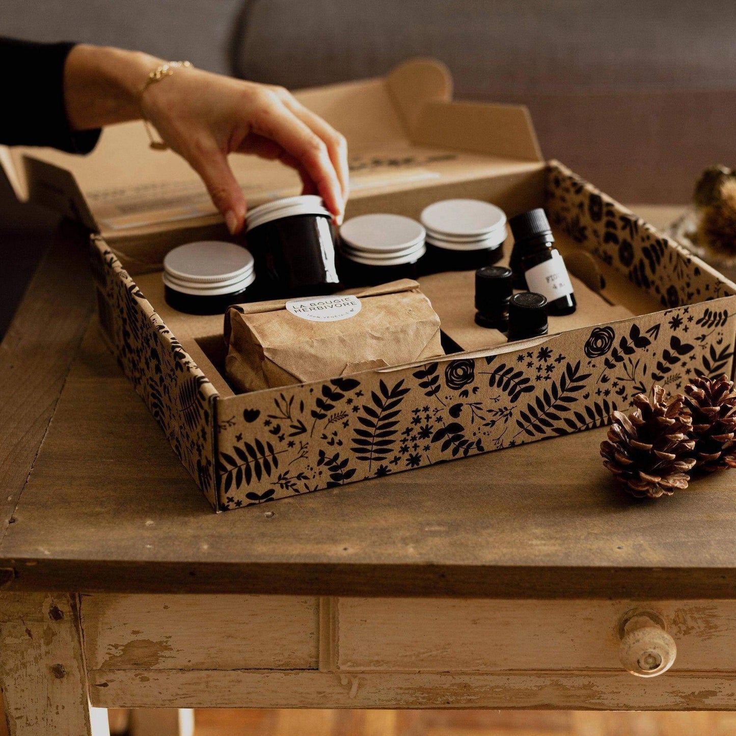 Kit bougies parfumées artisanales de La Bougie Herbivore avec différents accessoires et ingrédients