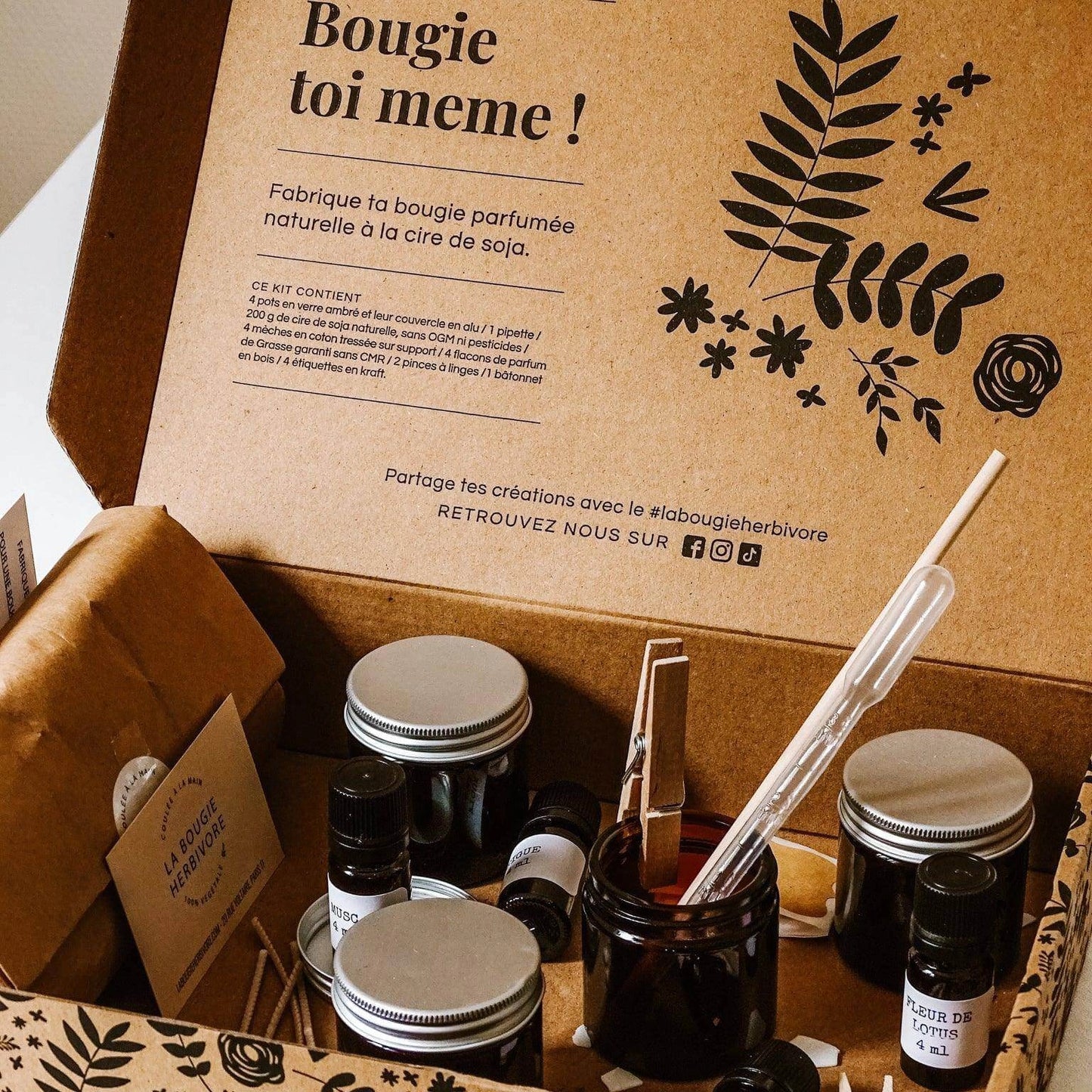 Kit bougies parfumées artisanales de La Bougie Herbivore avec accessoires et ingrédients naturels