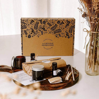 Kit bougies parfumées artisanales de La Bougie Herbivore avec accessoires et matériaux pour créer des bougies